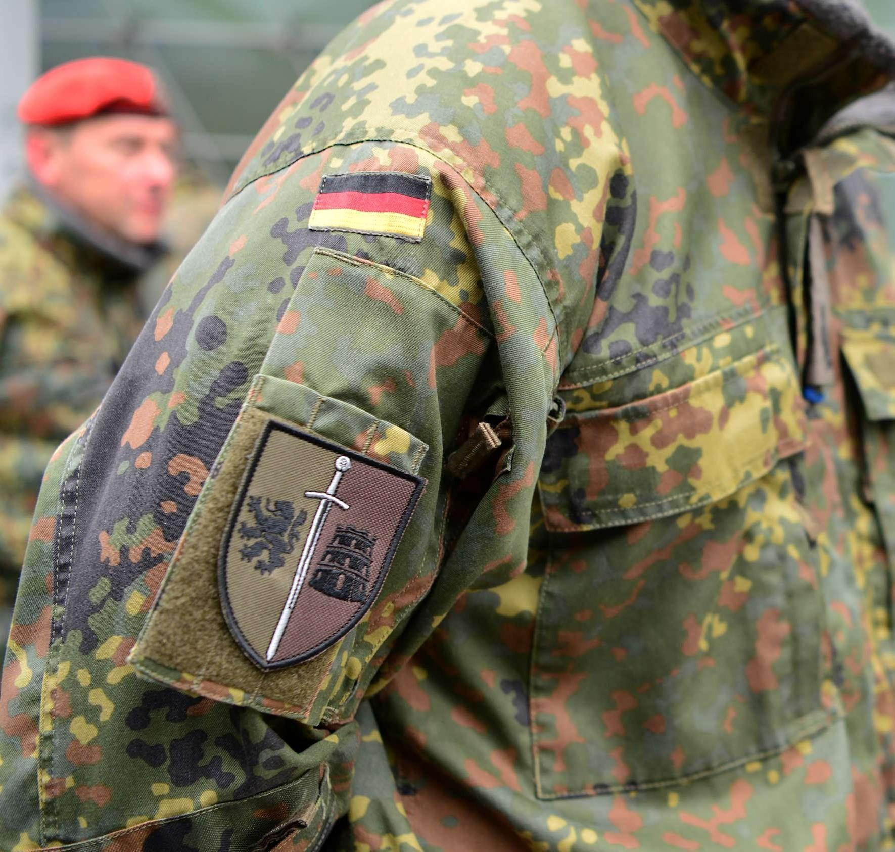 1Tutti i soldati della Brigata Lituania indossano il nuovo stemma sulle loro uniformi. È un simbolo dellunità tra Lituania e Germania nonché di protezione e forza.bis